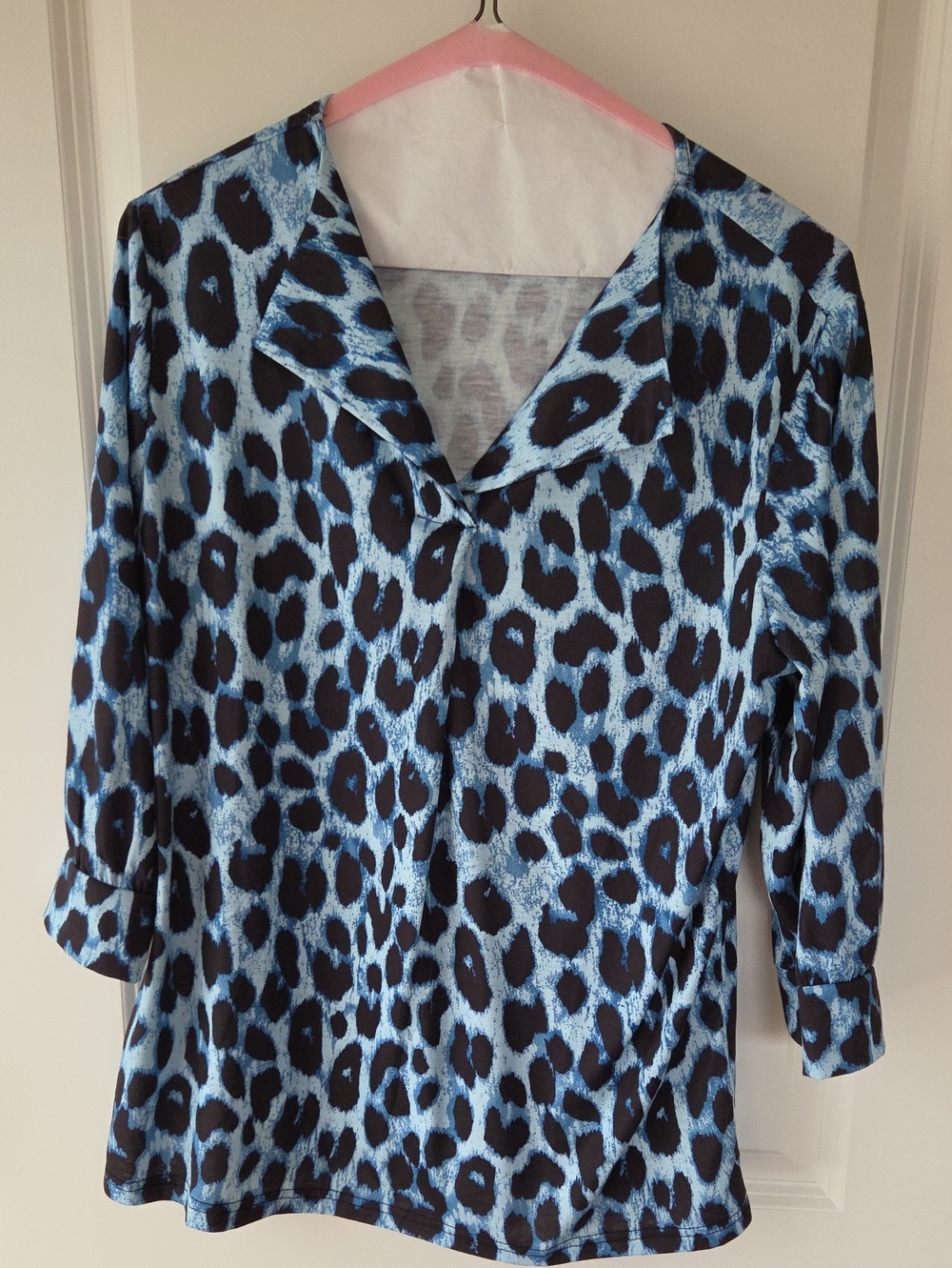 Women’s Blue Leopard Print Button-Front Blouse